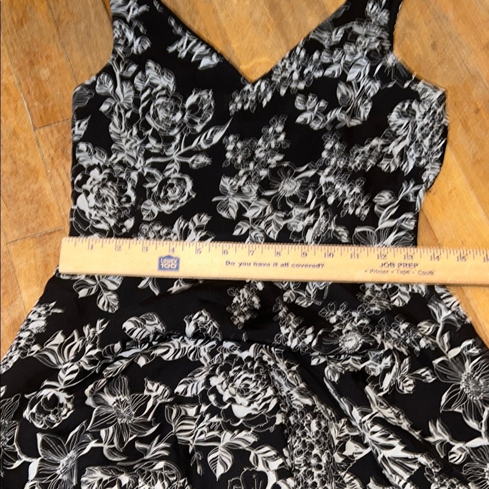 LOFT Black and Cream Floral Midi Dress size 2 fit and flare side zip‎ - Picture 9 of 9
